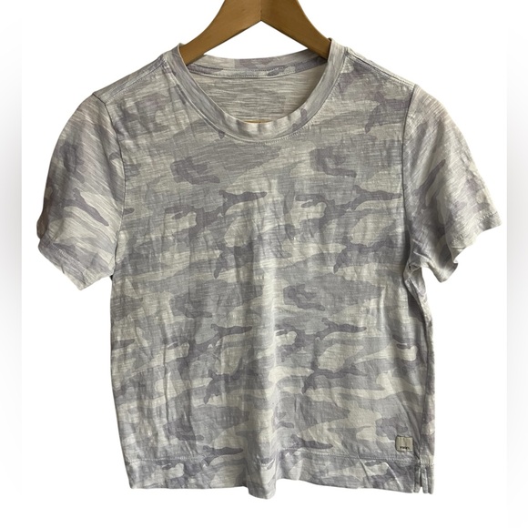 VUORI Sunset T-Shirt Camo Print Top Light Gray Athleisure Elevated Casual Sz S - Picture 1 of 7